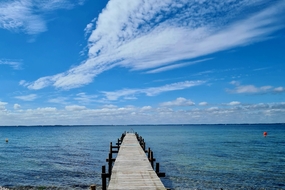 蓝色天空白色卷积云海边风光摄影图片
